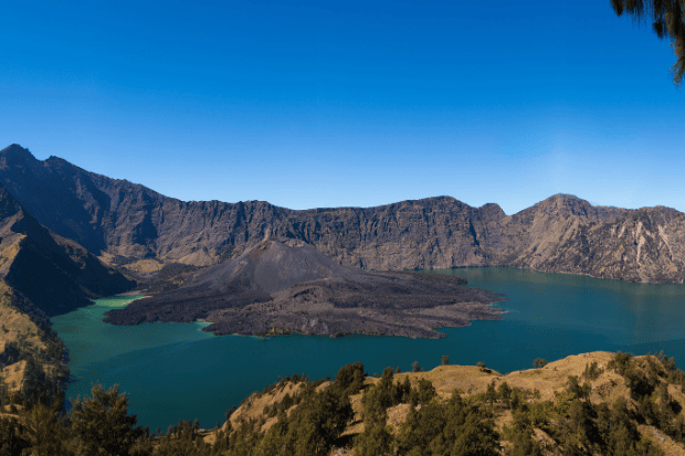 Gunung Rinjani Cantik Banget, Tapi Bikin Deg-degan