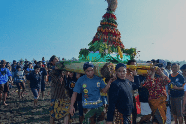 Prosesi Larung yang Sakral dan Penuh Warna Prosesi Larung yang Sakral dan Penuh Warna
