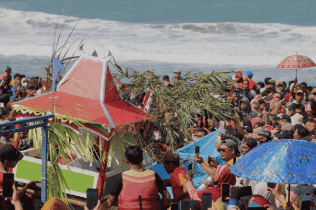 Prosesi Larung yang Sakral dan Penuh Warna