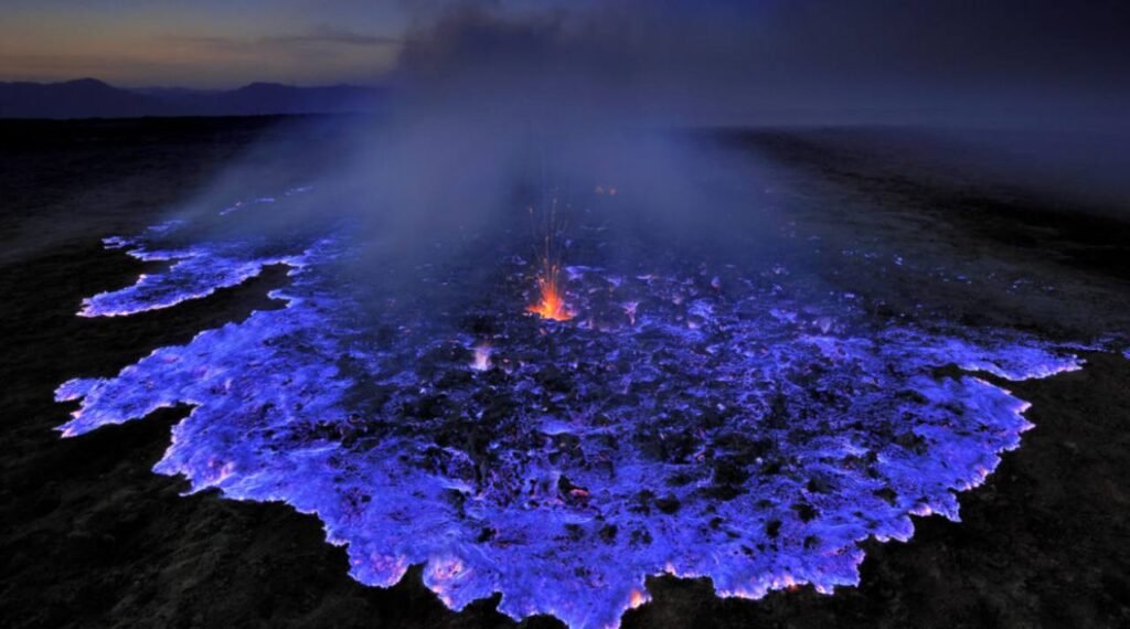 Menjelajahi Wisata Blue Fire Ijen yang Bikin Takjub