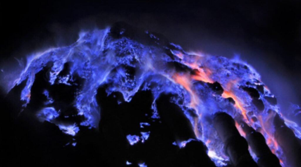 Serunya Pendakian Ijen Blue Fire di Tengah Malam