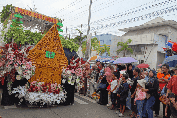 Suasana Meriah di Jalan Utama Cilacap