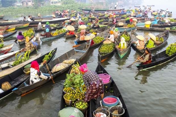 Aktivitas jual beli di pasar terapung Kalimantan