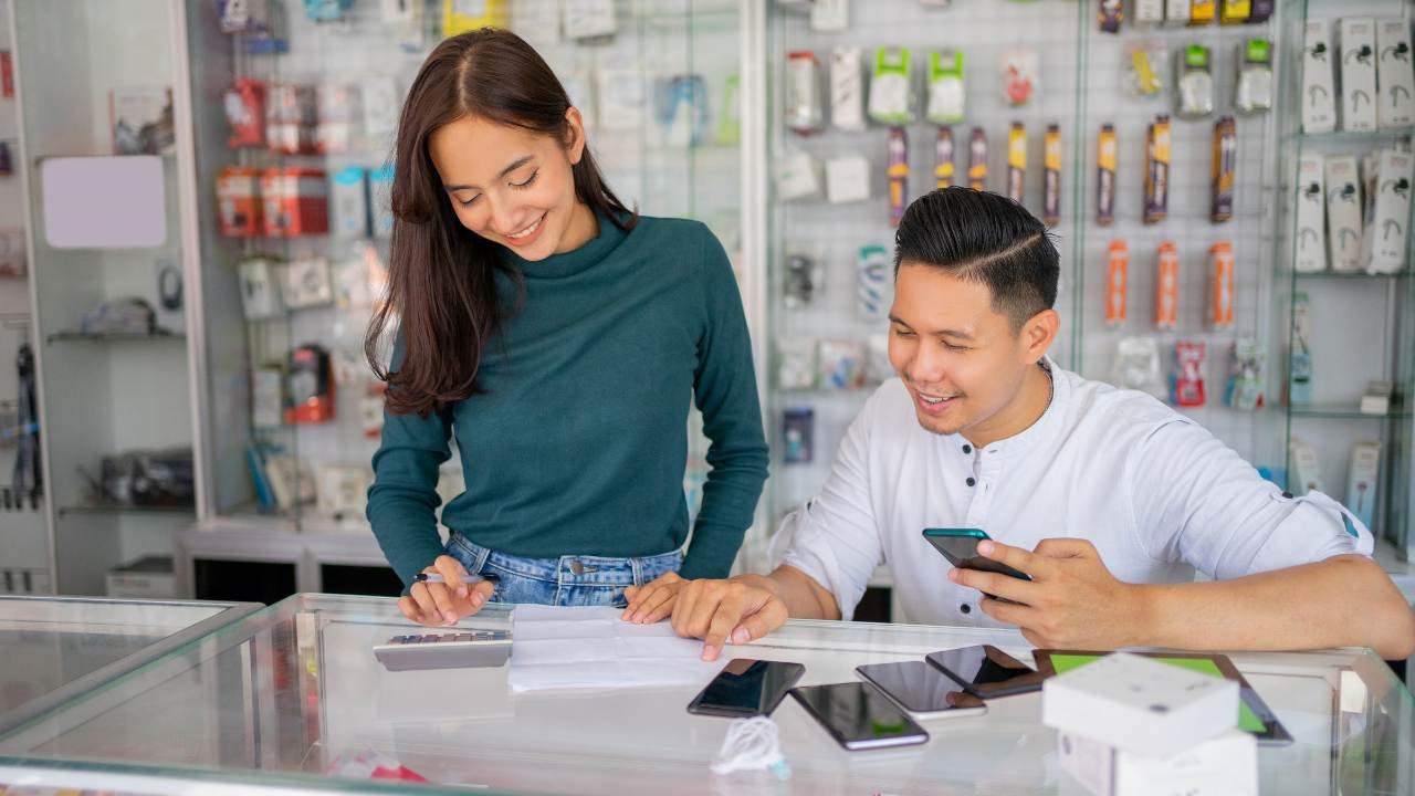 Bisnis Handphone di Era Digital Dari Jual Beli hingga Servis dan Aksesoris