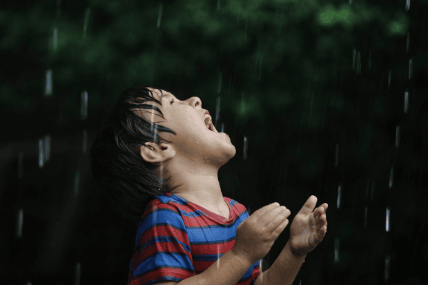 Pesona Bermain Air Hujan Saat Traveling Pesona Bermain Air Hujan Saat Traveling