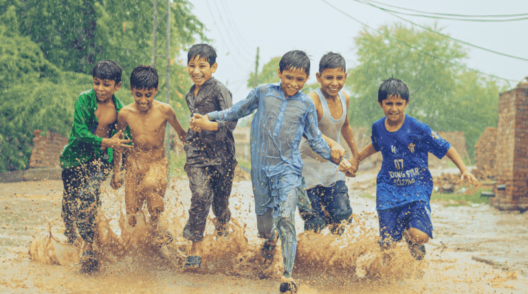 Serunya Bermain Air Hujan Saat Traveling