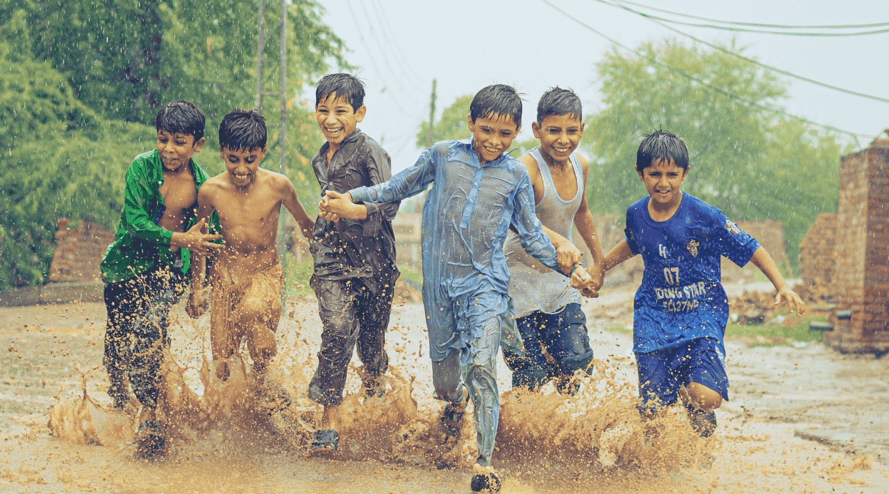 Serunya Bermain Air Hujan Saat Traveling