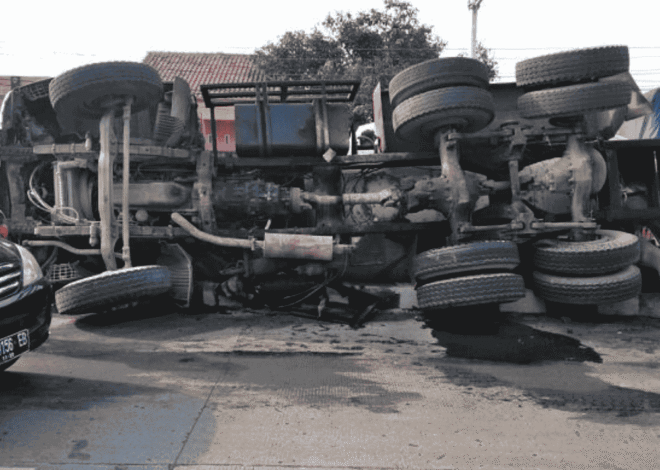 Truk Terguling di Cilacap Bikin Arus Lalu Lintas Tersendat