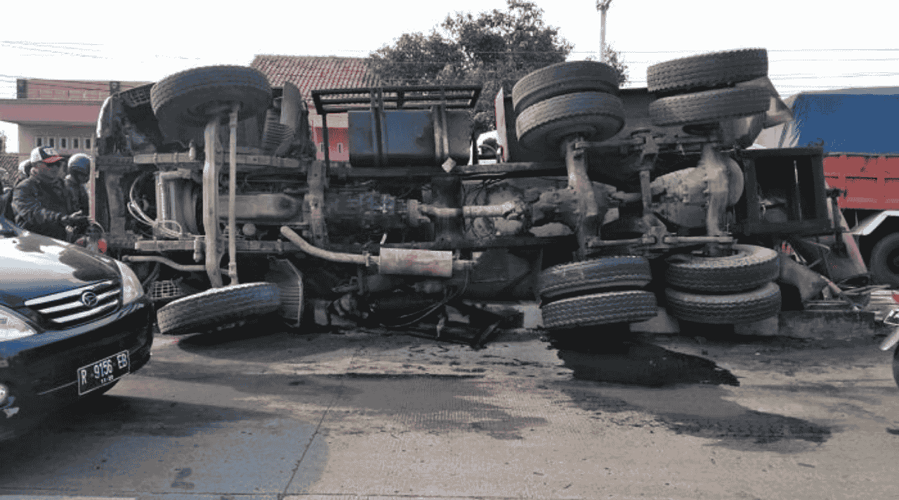 Truk Terguling di Cilacap Bikin Arus Lalu Lintas Tersendat