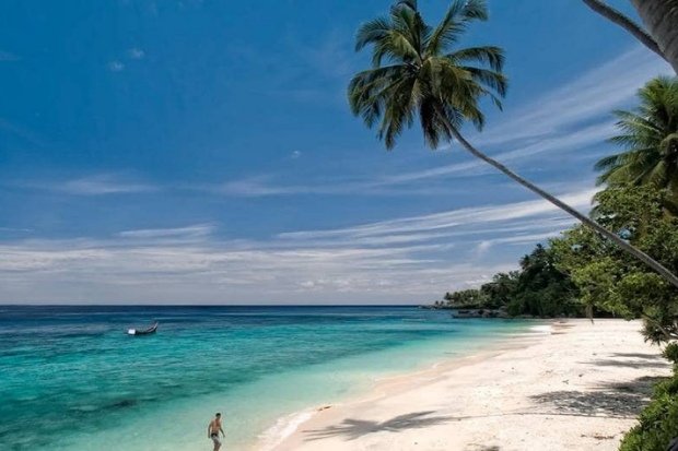 Pantai Pasir Putih Sumur Tiga 