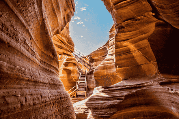 Sensasi Menyusuri Lorong Cahaya