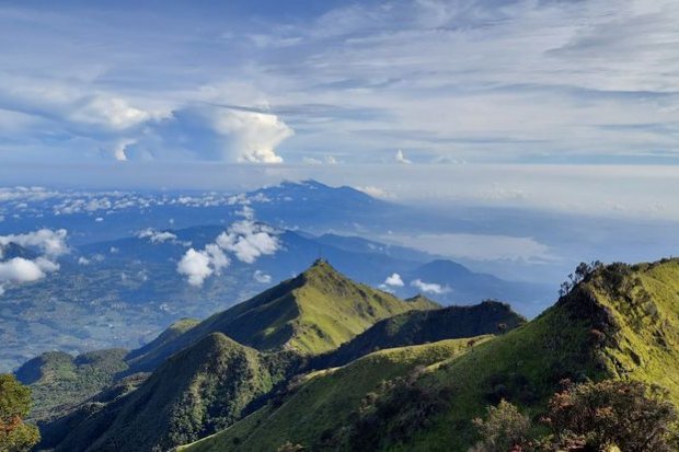 Puncak Gunung Merbabu saat matahari terbit
