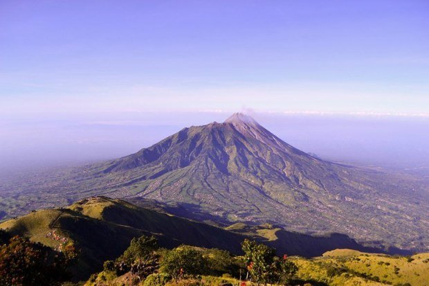 Pendakian Mount Merbabu dengan pemandangan sabana