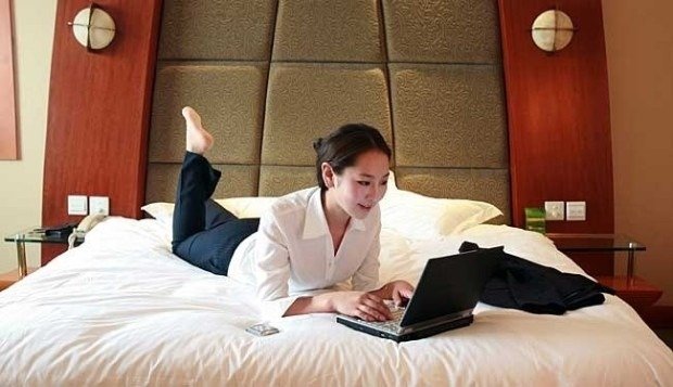 Bahaya Menggunakan Laptop di Atas Bantal yang Wajib Kamu Ketahui