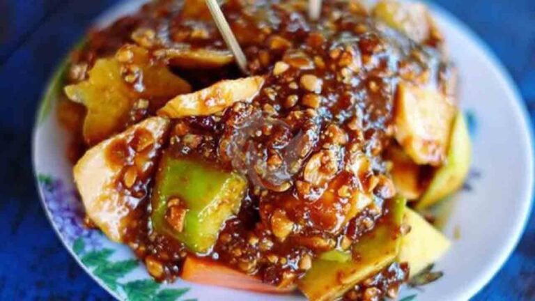 rasa rujak yang manis pedas dan asam dari sambel dan buah