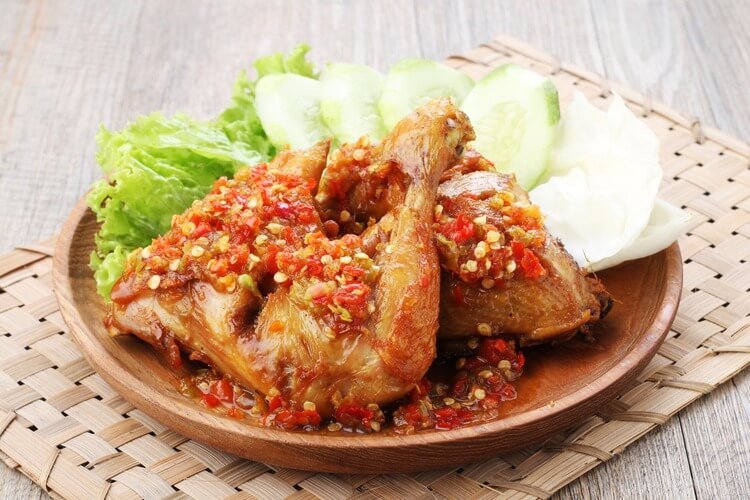 kelezatan ayam berpadu dengan sambal