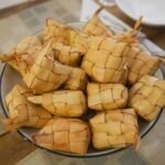 terbuat dari daun kelapa