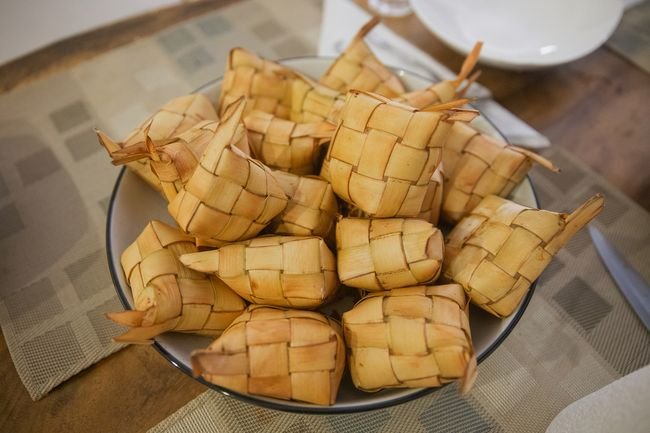terbuat dari daun kelapa