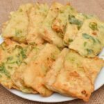gorengan tempe yang besar yang diberi tepung dan digoreng