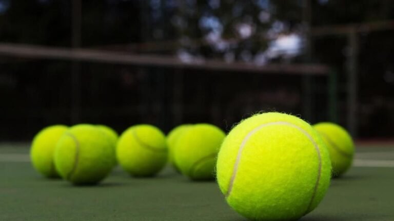 Bola tenis untuk olahraga dan latihan di lapangan