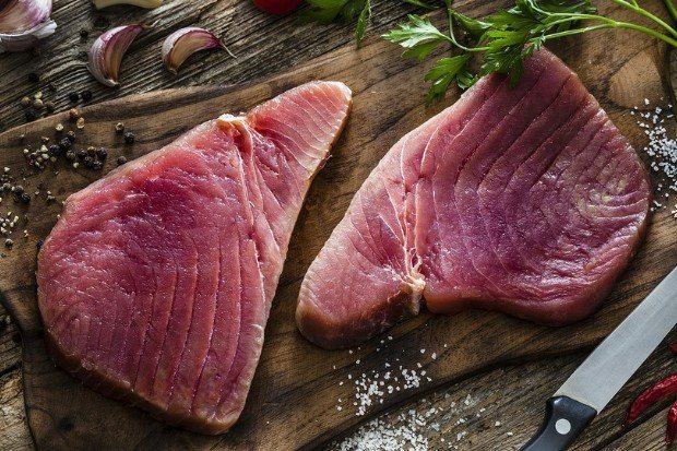 potongan tuna steak dengan tekstur daging yang padat