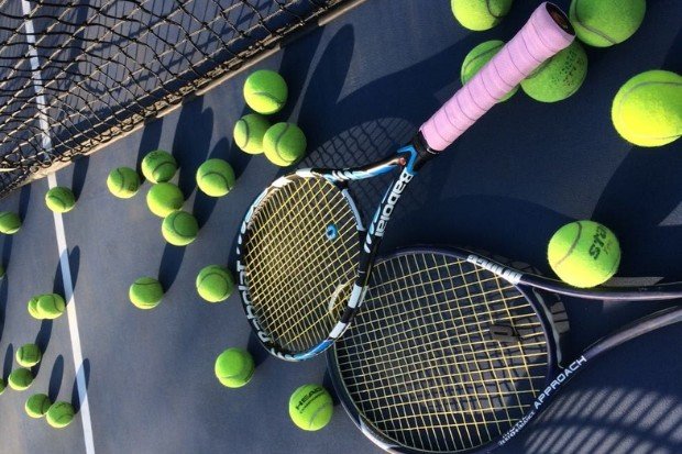 Bola tenis memantul di permukaan lapangan