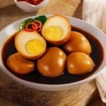 Telur kecap rumahan dengan kuah manis gurih dan nasi hangat