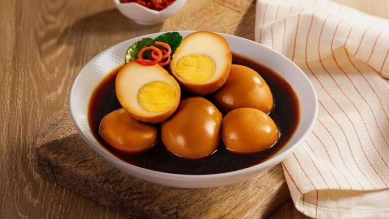 Telur kecap rumahan dengan kuah manis gurih dan nasi hangat