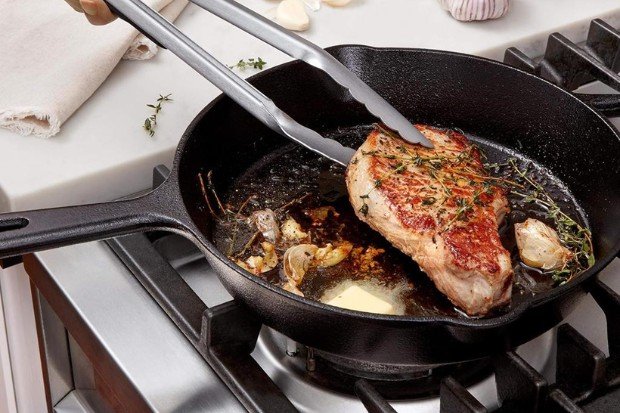 tuna steak yang sedang dimasak di atas wajan