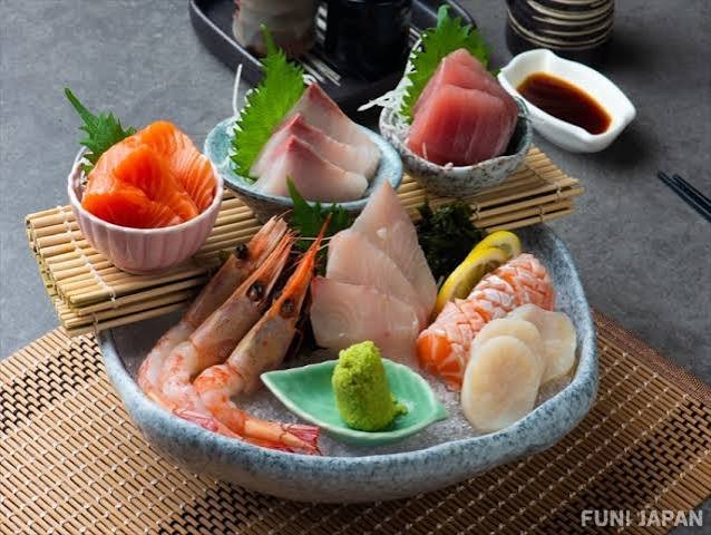 sashimi adalah hidangan laut setengah mentah dan matang